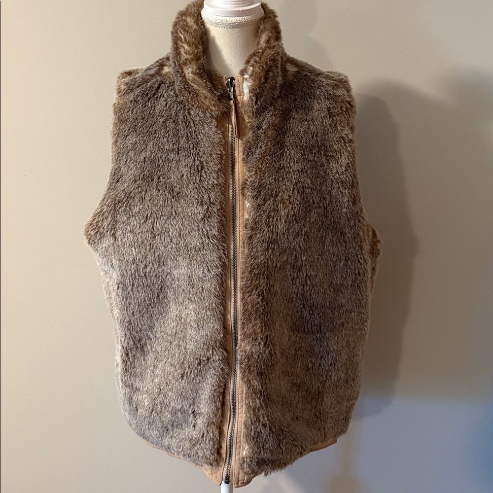 Faux Fur Reversible Zip Vest with Pockets in Brown. Size Large